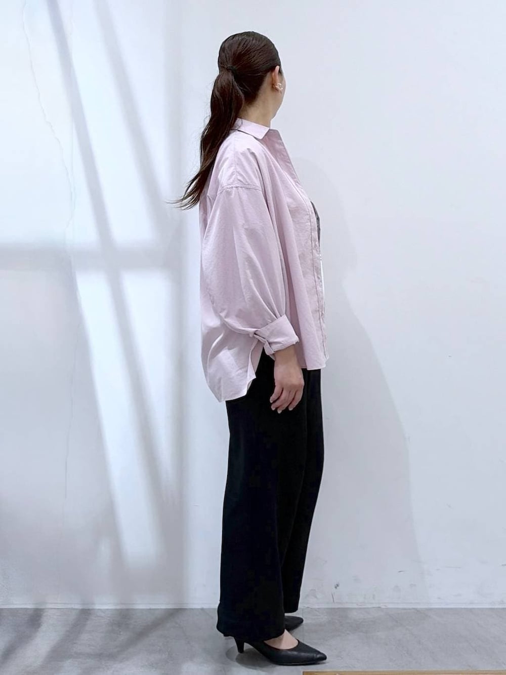 ブラック系のその他パンツ、ブラック系のトートバッグ、ピンク系のシャツ/ブラウスを着用したレディースの春コーディネートの5枚目の写真