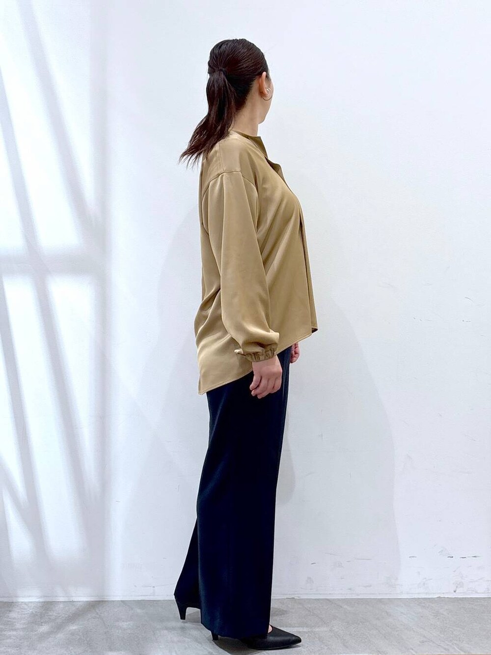 ブルー系のその他パンツ、ブラウン系のシャツ/ブラウスを着用したレディースの春コーディネートの4枚目の写真