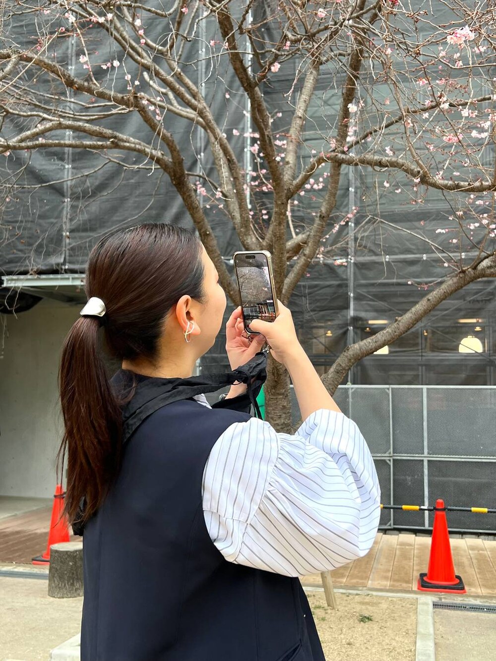 ブルー系のスーツベスト、ブルー系のデニムパンツを着用したレディースの春コーディネートの2枚目の写真