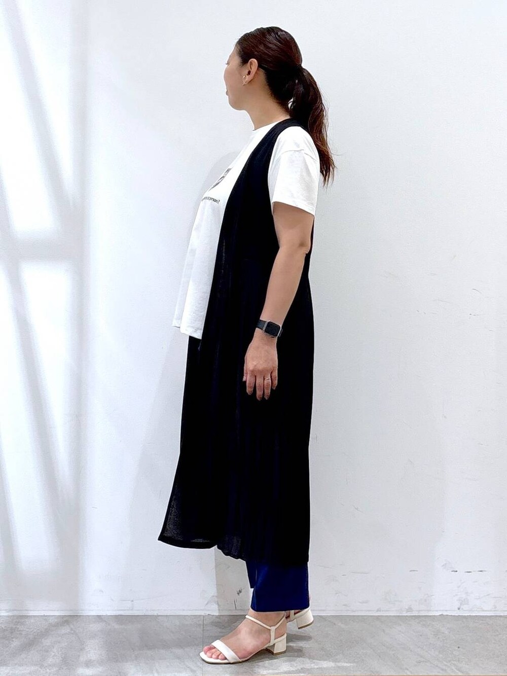 ブラック系のその他アウター、ブルー系のその他パンツ、ホワイト系のTシャツ/カットソーを着用したレディースの夏コーディネートの3枚目の写真
