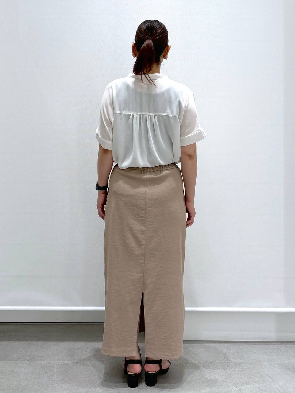 ブラック系のカーディガン/ボレロ、ホワイト系のシャツ/ブラウス、ブラック系のハンドバッグを着用したレディースの夏コーディネートの4枚目の写真