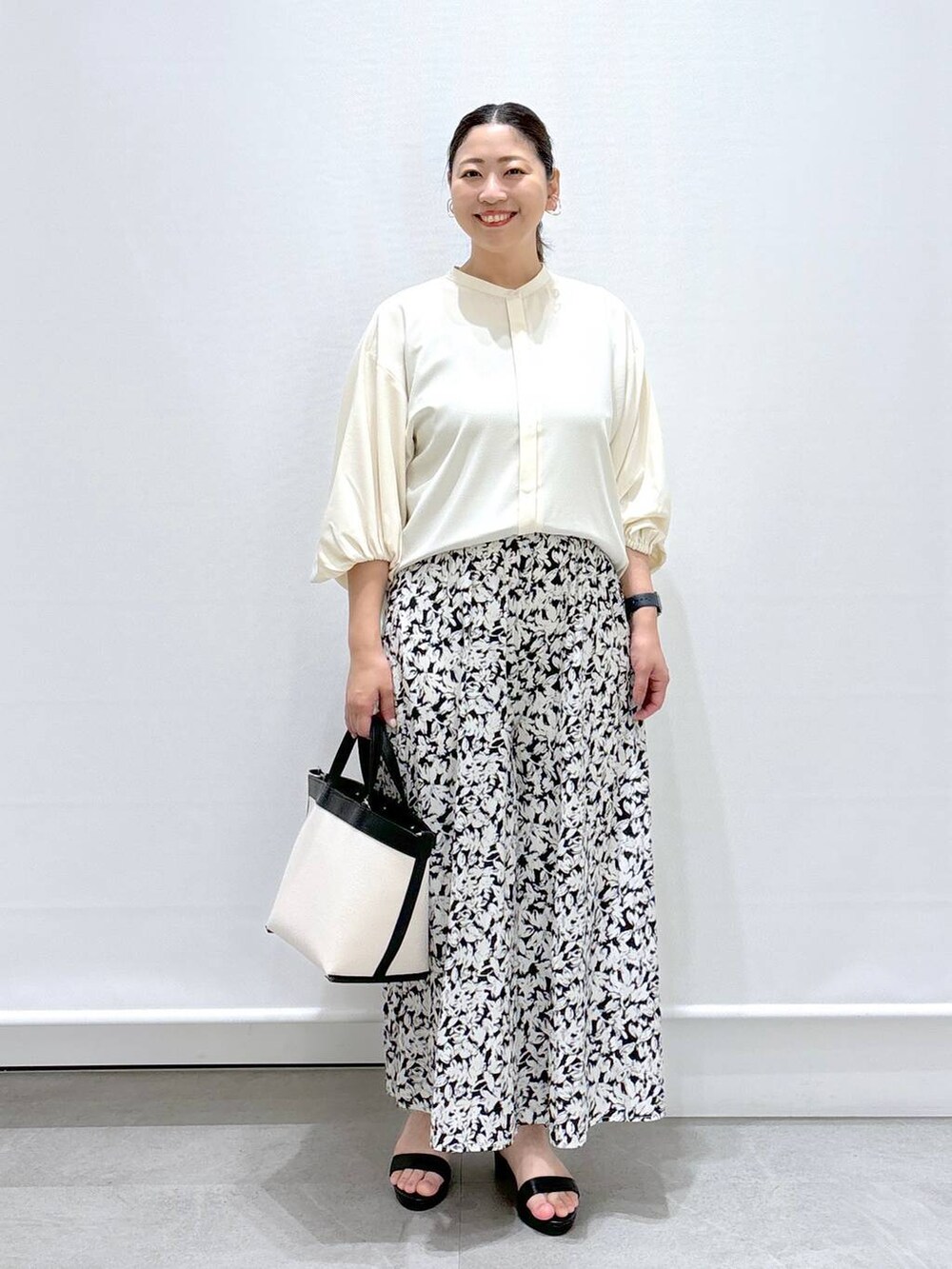 ブラック系のトートバッグ、ブラック系のその他パンツ、ブラック系のサンダルを着用したレディースの夏コーディネートの2枚目の写真