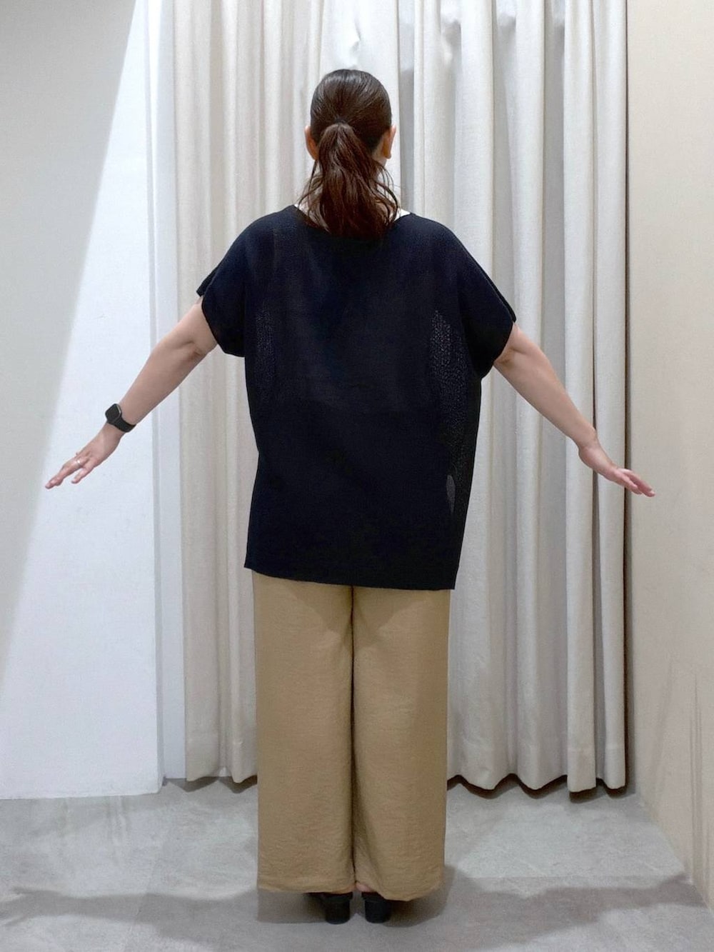 ブラック系のサンダル、ベージュ系のその他パンツ、ブラック系のかごバッグを着用したレディースの夏コーディネートの4枚目の写真