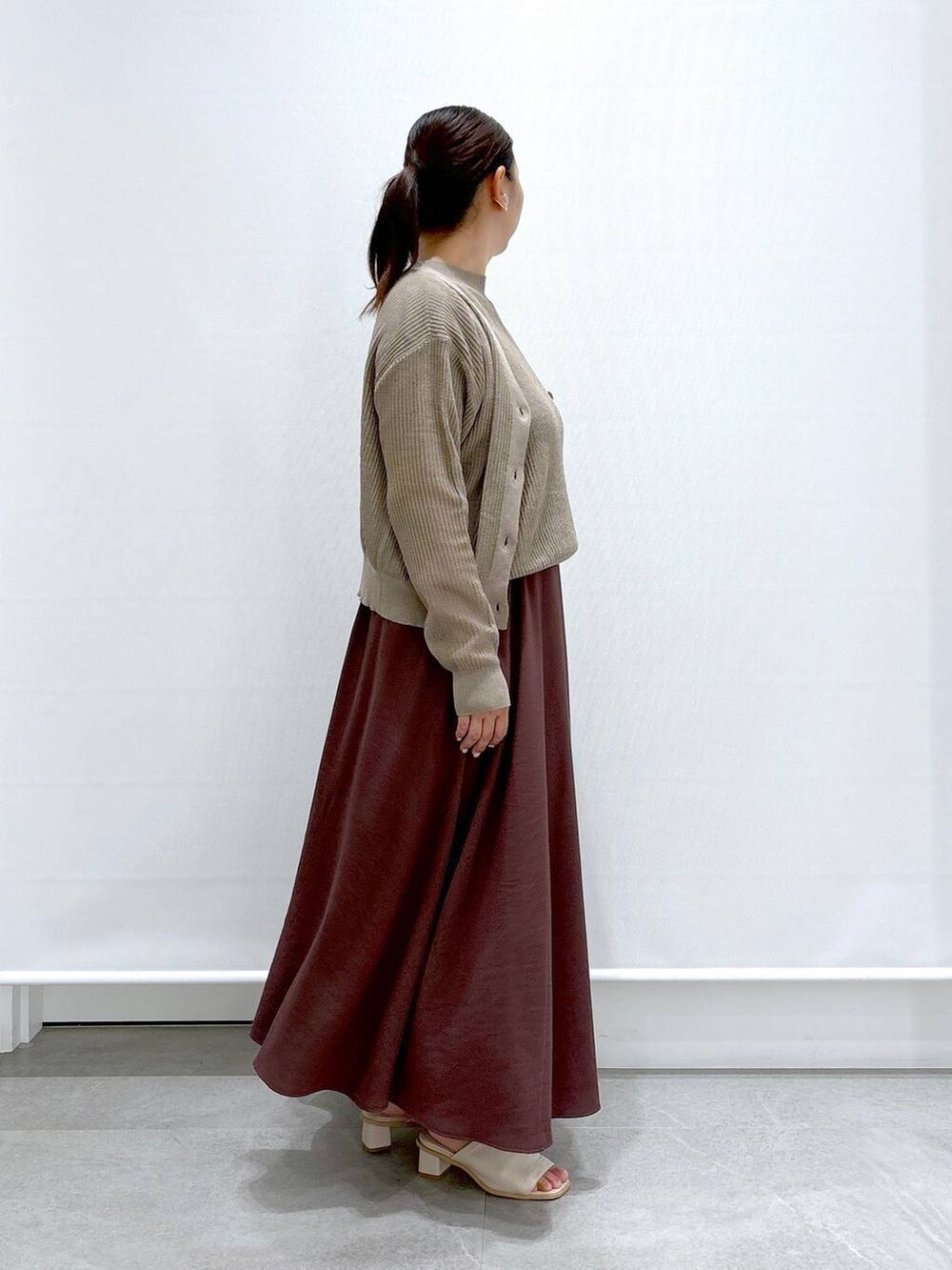 ホワイト系のサンダル、ベージュ系のニット/セーター、ベージュ系のカーディガン/ボレロを着用したレディースの秋コーディネートの6枚目の写真