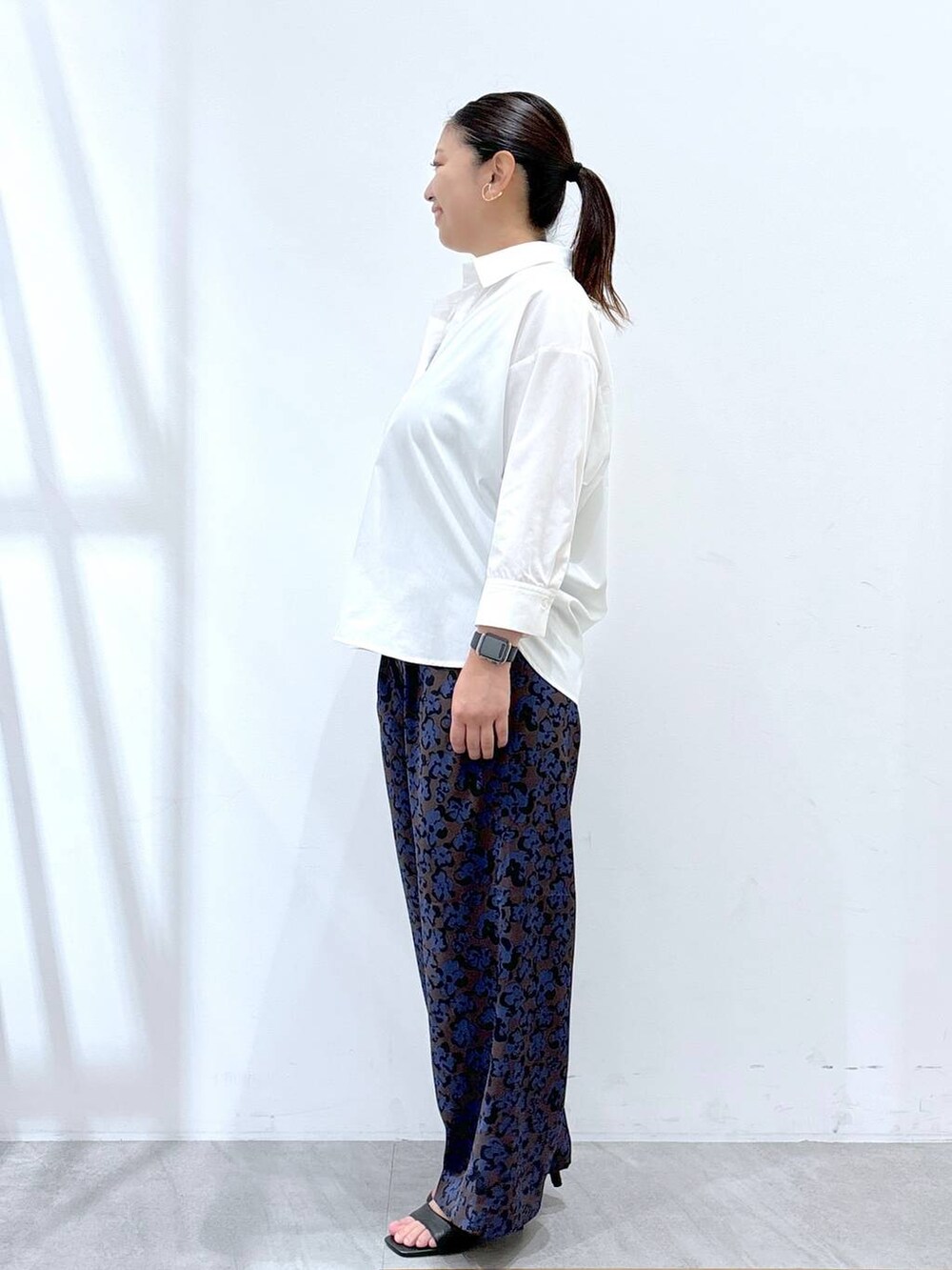 ブラック系のハンドバッグ、ブラウン系のその他パンツ、ホワイト系のシャツ/ブラウスを着用したレディースの秋コーディネートの3枚目の写真