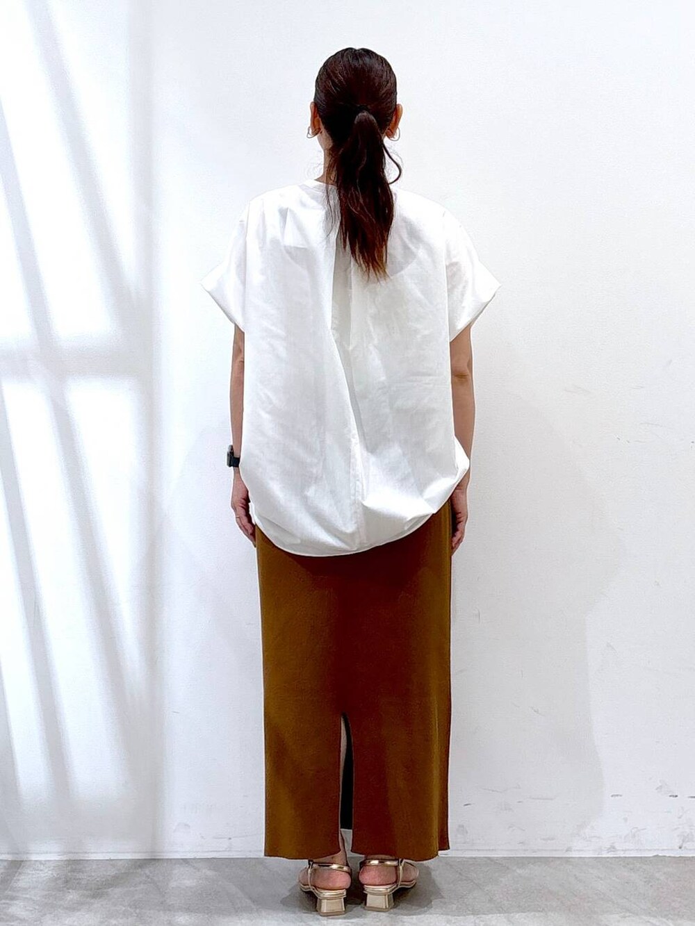 ゴールド系のサンダル、ホワイト系のシャツ/ブラウス、イエロー系のスカートを着用したレディースの夏コーディネートの4枚目の写真