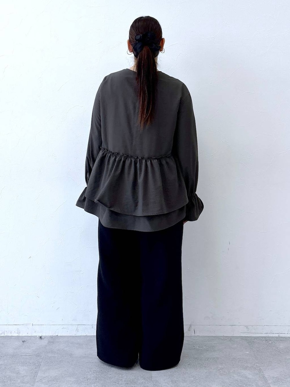 ブラック系のトートバッグ、ブラック系のパンプス、ブラウン系のシャツ/ブラウスを着用したレディースの冬コーディネートの4枚目の写真