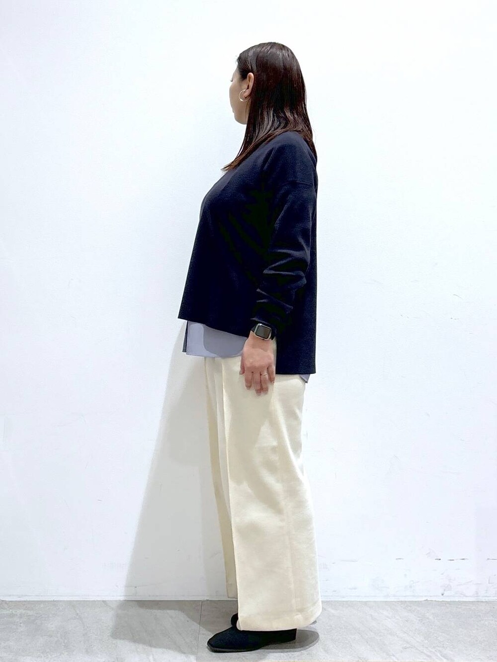 ブルー系のニット/セーター、ホワイト系のその他パンツ、ホワイト系のその他パンツを着用したレディースの冬コーディネートの3枚目の写真