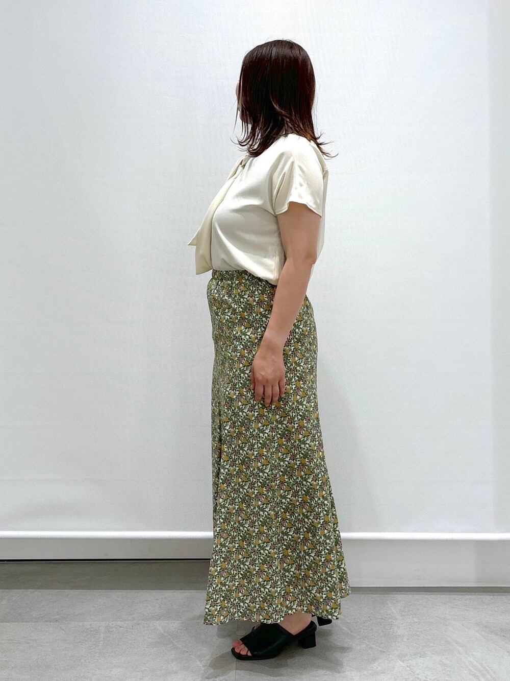 ホワイト系のシャツ/ブラウス、ホワイト系のスカート、ブラック系のサンダルを着用したレディースの春コーディネートの3枚目の写真