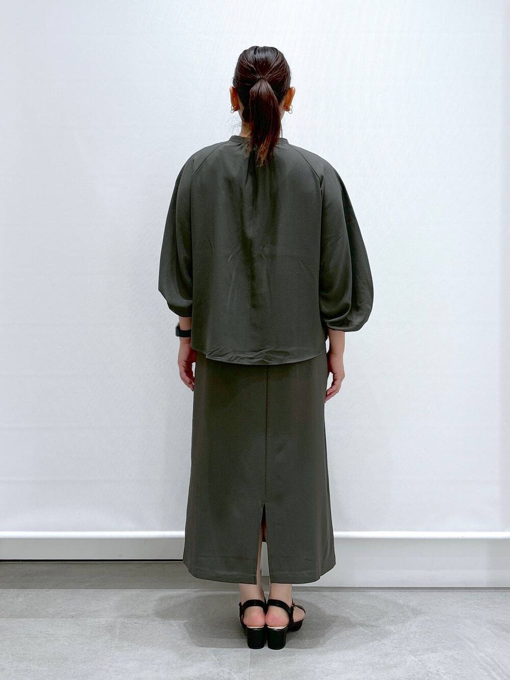 グリーン系のシャツ/ブラウス、グリーン系のTシャツ/カットソー、ブラック系のサンダルを着用したレディースの夏コーディネートの3枚目の写真