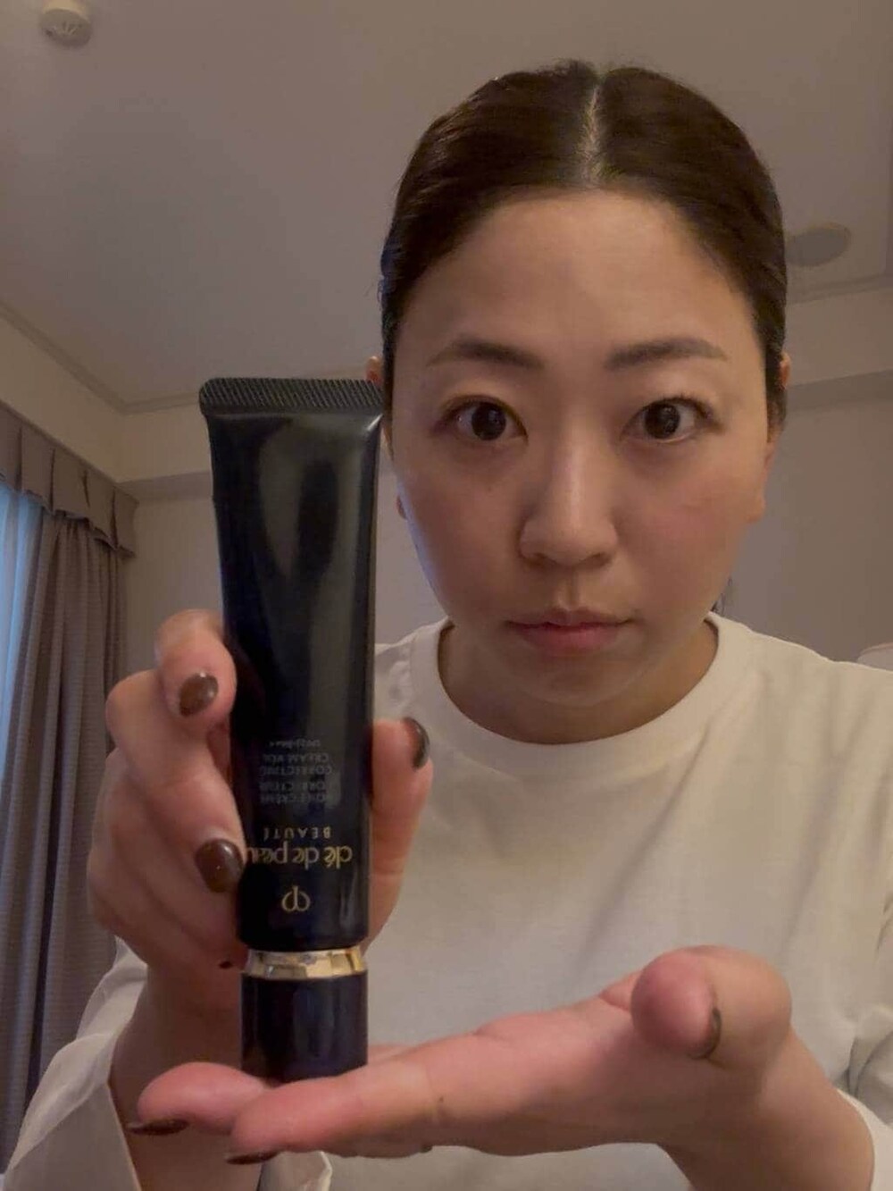 ブラック系のハンドバッグ、ブラック系のパンプス、ブルー系のデニムパンツを着用したレディースの冬コーディネートの6枚目の写真