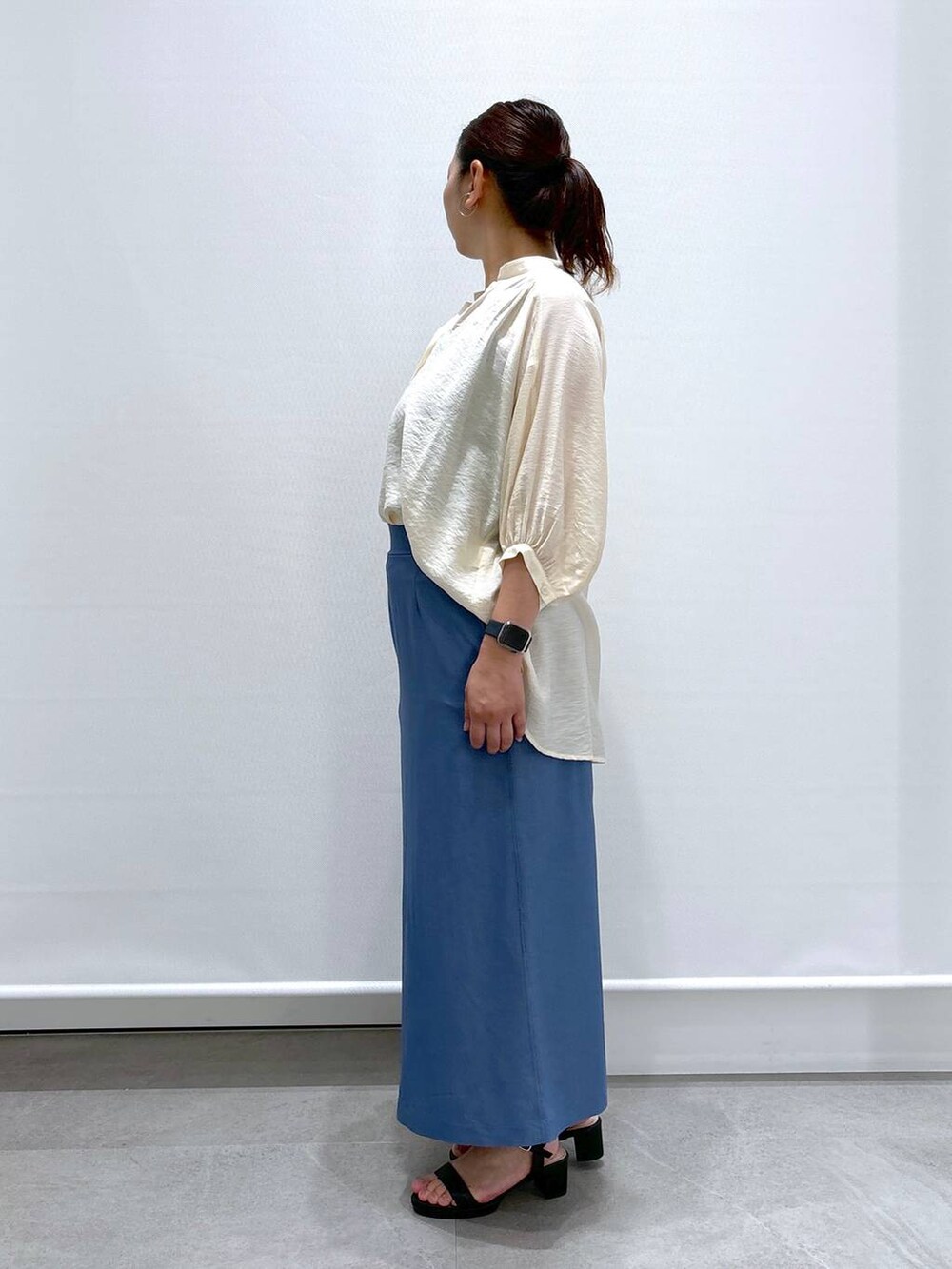 ホワイト系のシャツ/ブラウス、ブラック系のサンダル、ブラック系のハンドバッグを着用したレディースの夏コーディネートの3枚目の写真