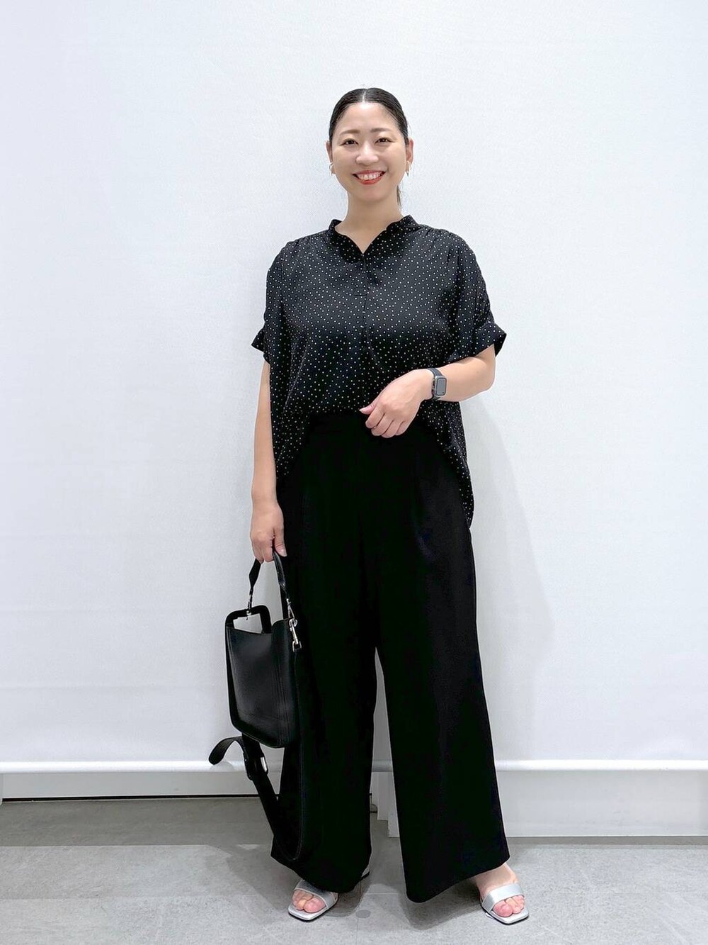 ブラック系のシャツ/ブラウス、ブラック系のその他パンツ、ブラック系のその他パンツを着用したレディースの夏コーディネートの2枚目の写真