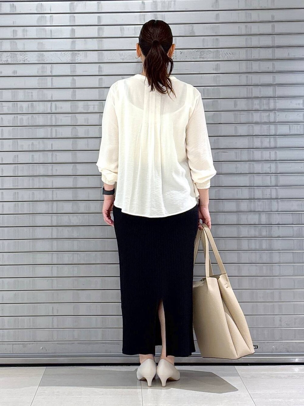 ベージュ系のトートバッグ、ホワイト系のシャツ/ブラウスを着用したレディースの春コーディネートの4枚目の写真
