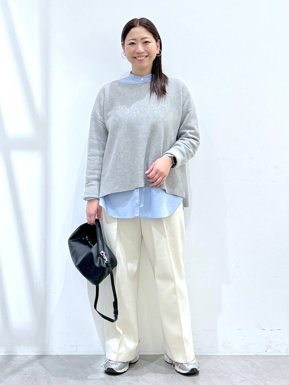 ホワイト系のその他パンツ、グレー系のニット/セーターを着用したレディースの冬コーディネートの2枚目の写真