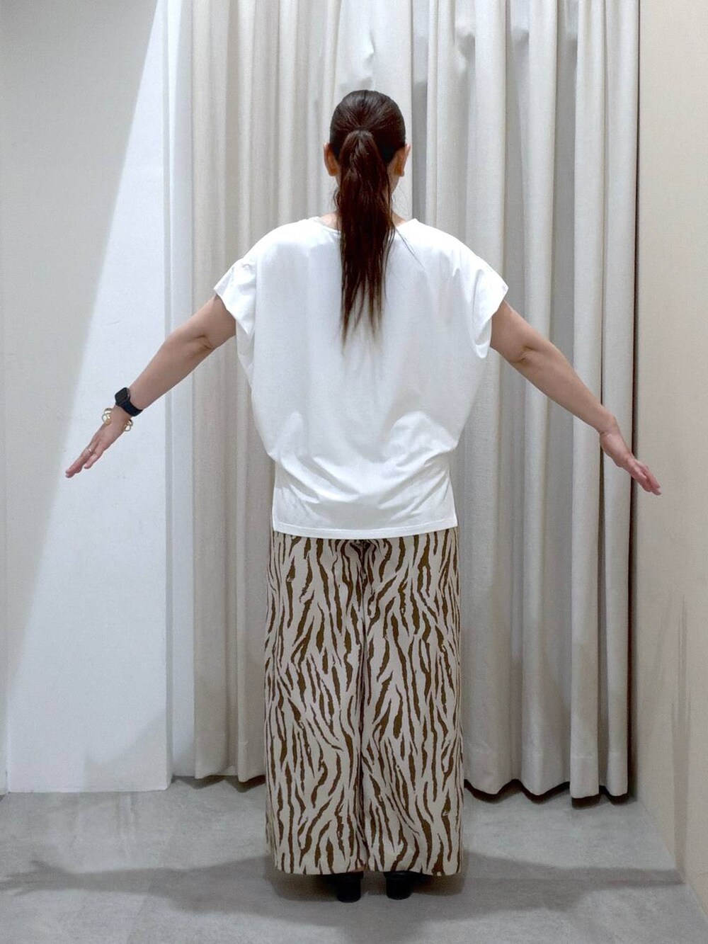 ブラック系のサンダル、その他のその他パンツ、ブラック系のかごバッグを着用したレディースの夏コーディネートの4枚目の写真