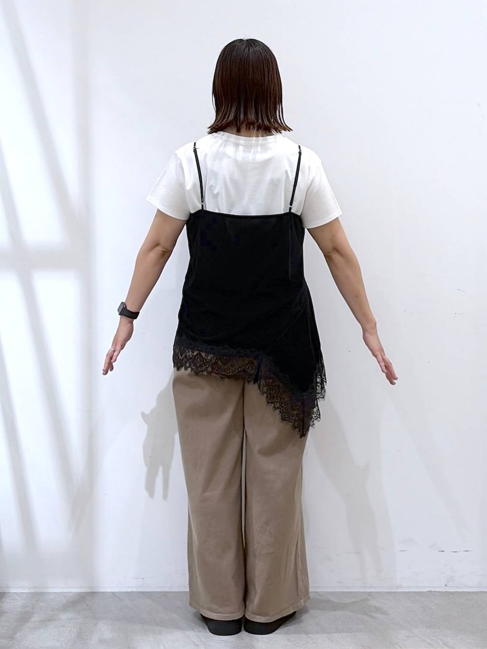 ホワイト系のTシャツ/カットソー、ブラック系のキャミソール、ブラック系のトートバッグを着用したレディースの夏コーディネートの4枚目の写真