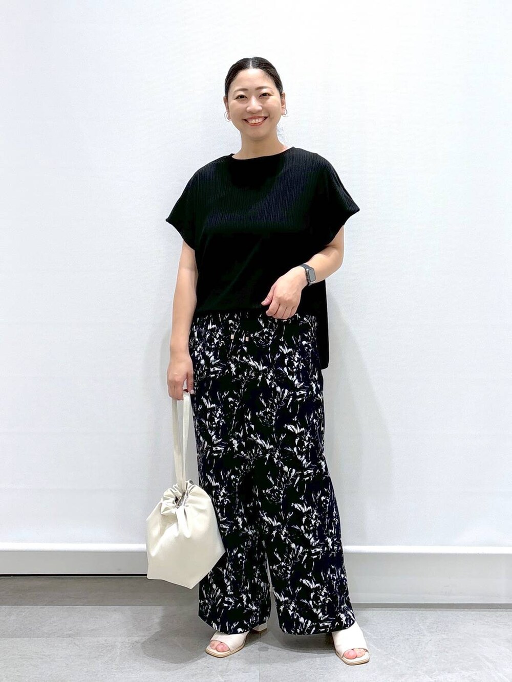 ホワイト系のサンダル、ブラック系のTシャツ/カットソー、ブルー系のその他パンツを着用したレディースの夏コーディネートの2枚目の写真