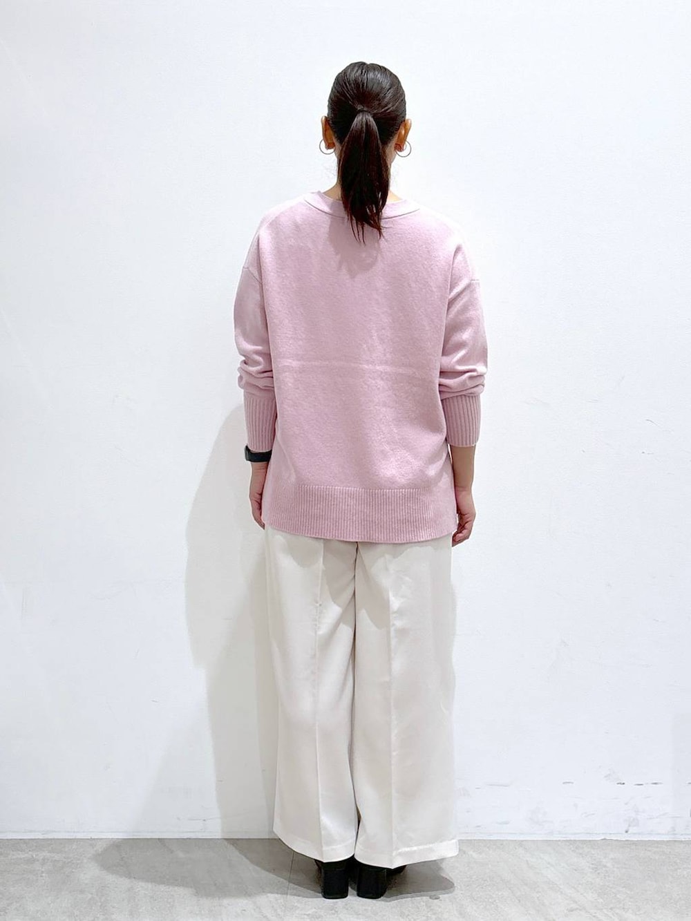 ホワイト系のその他パンツ、ホワイト系のその他パンツ、ブラック系のハンドバッグを着用したレディースの秋コーディネートの3枚目の写真