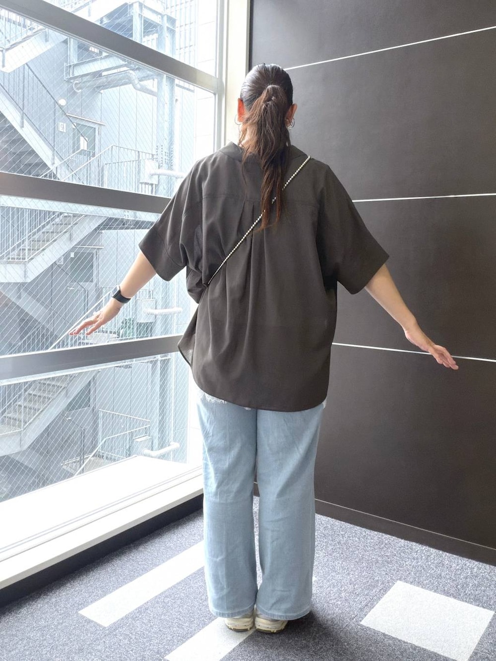 グレー系のシャツ/ブラウス、ブルー系のデニムパンツ、ホワイト系のTシャツ/カットソーを着用したレディースの夏コーディネートの4枚目の写真