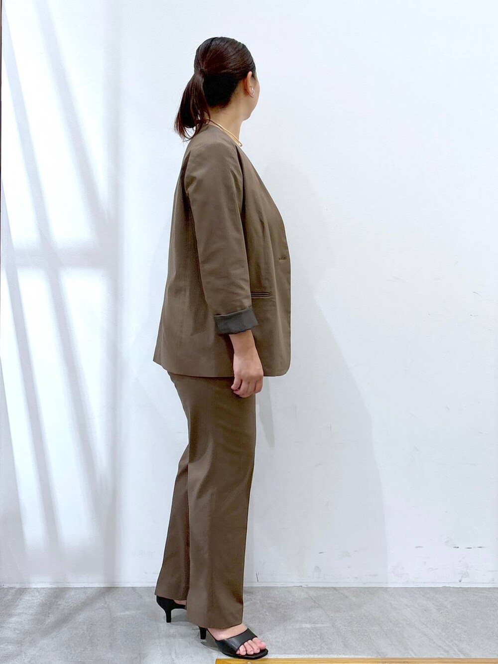 グリーン系のその他パンツ、ブラック系のタンクトップ、グリーン系のノーカラージャケットを着用したレディースの秋コーディネートの5枚目の写真