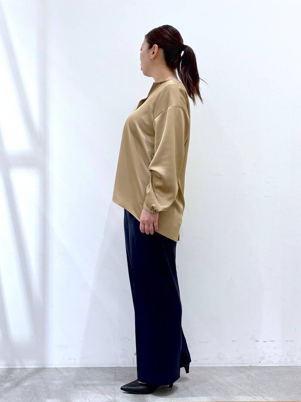 ブルー系のその他パンツ、ブラウン系のシャツ/ブラウスを着用したレディースの春コーディネートの3枚目の写真