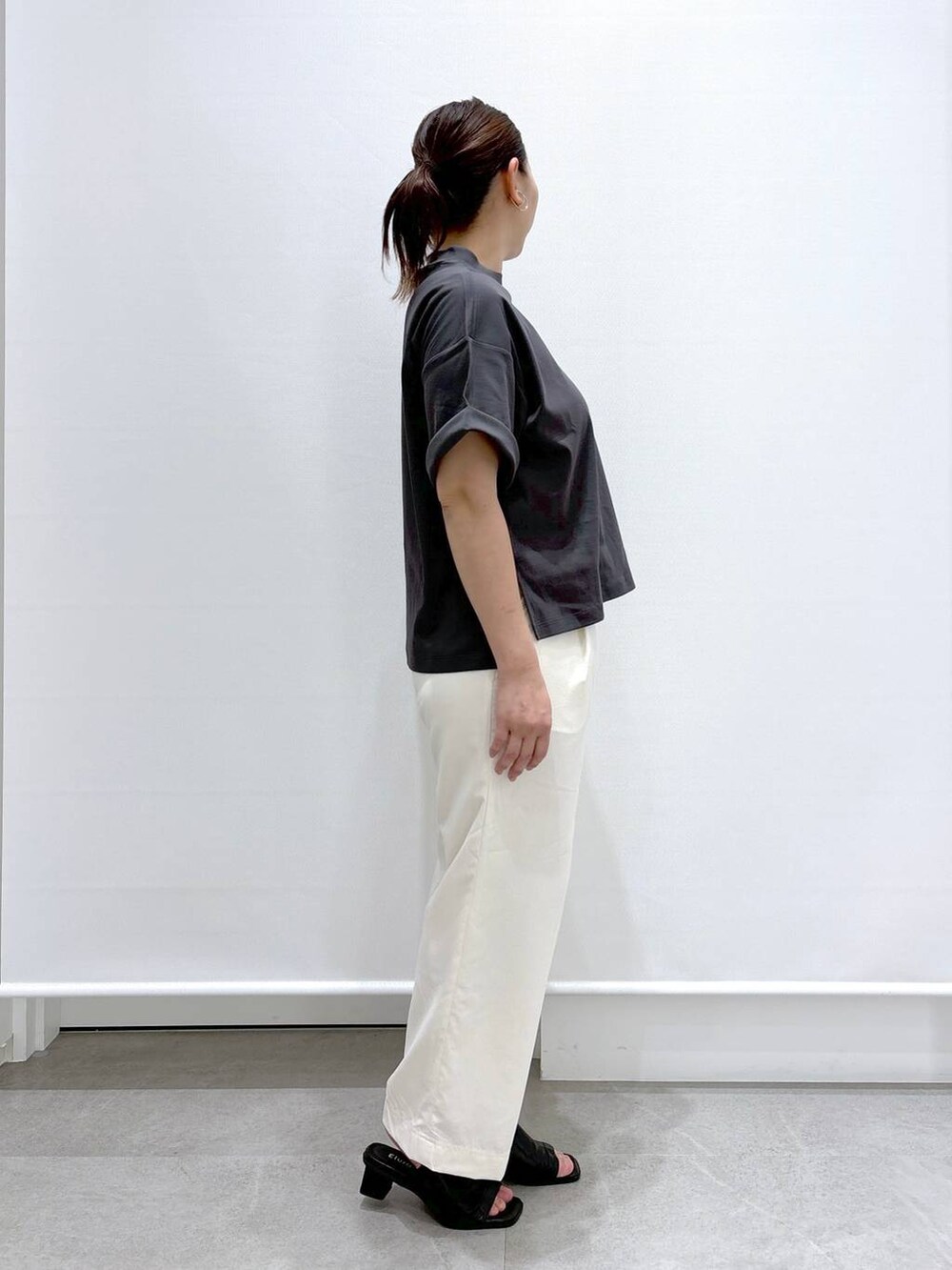 ブラック系のサンダル、グレー系のTシャツ/カットソー、ホワイト系のその他パンツを着用したレディースの春コーディネートの5枚目の写真