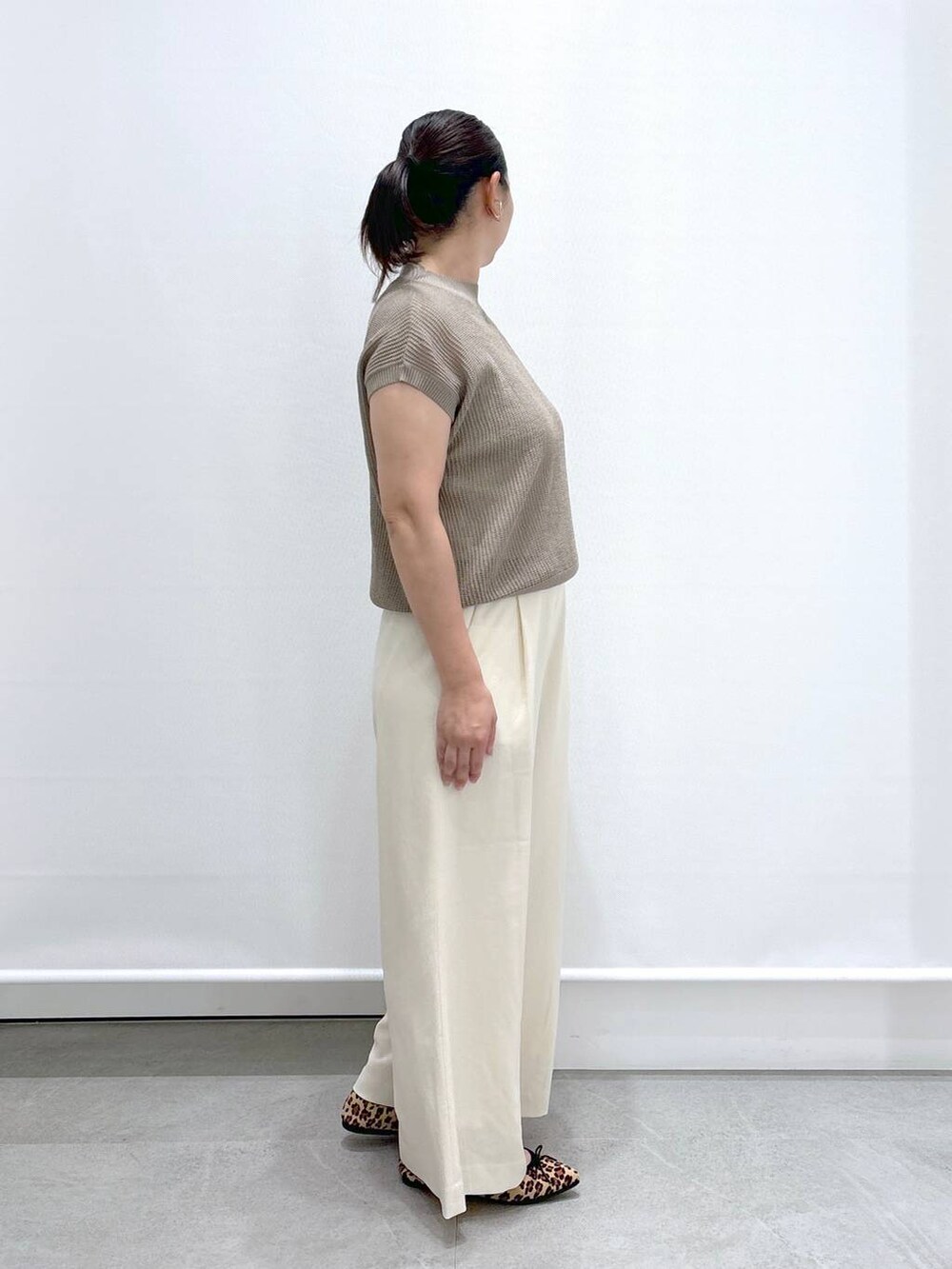 ホワイト系のトートバッグ、ホワイト系のその他パンツ、ホワイト系のその他パンツを着用したレディースの夏コーディネートの4枚目の写真