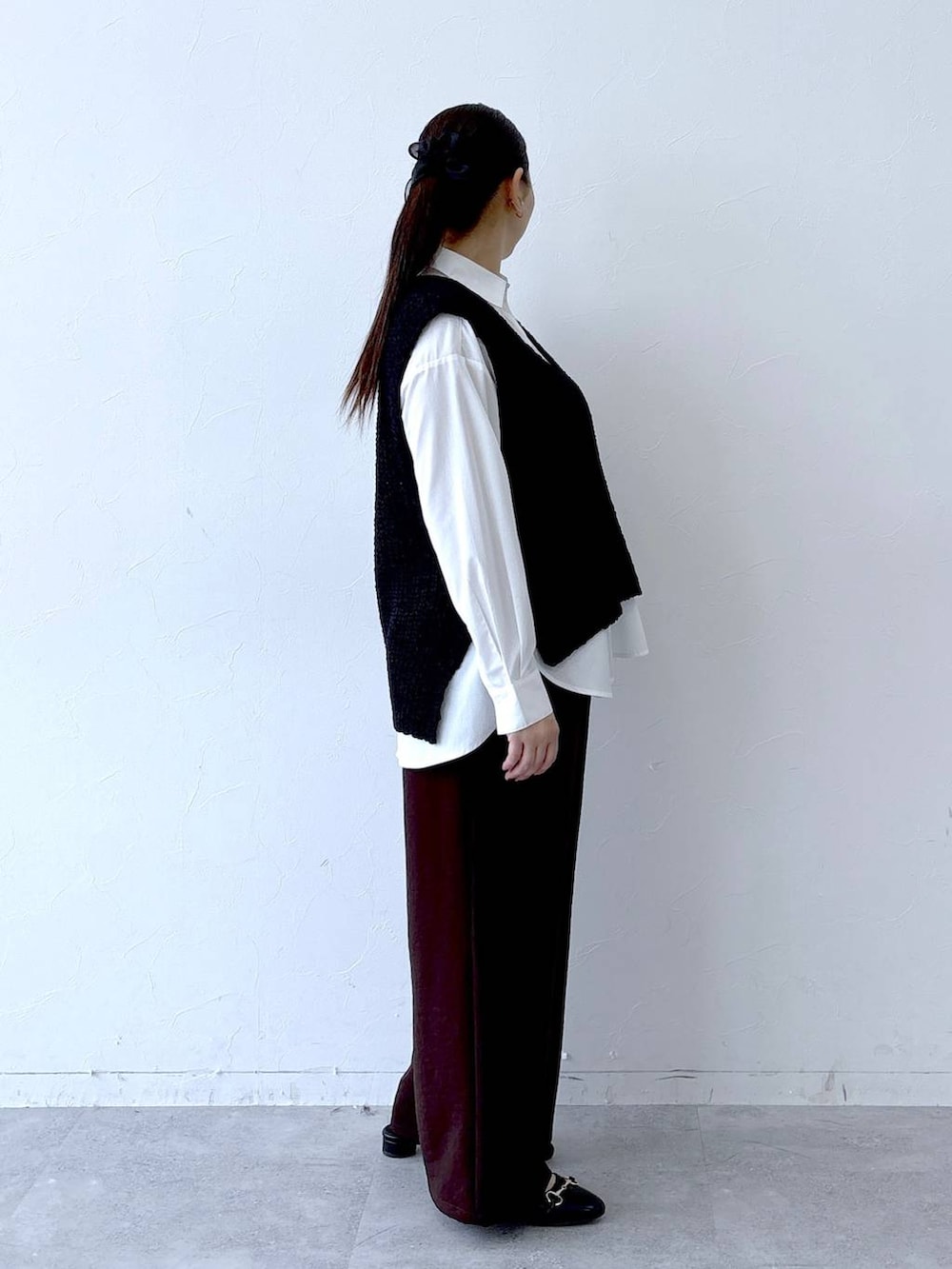 ホワイト系のシャツ/ブラウス、ブラック系のパンプス、ブラック系のトートバッグを着用したレディースの冬コーディネートの5枚目の写真