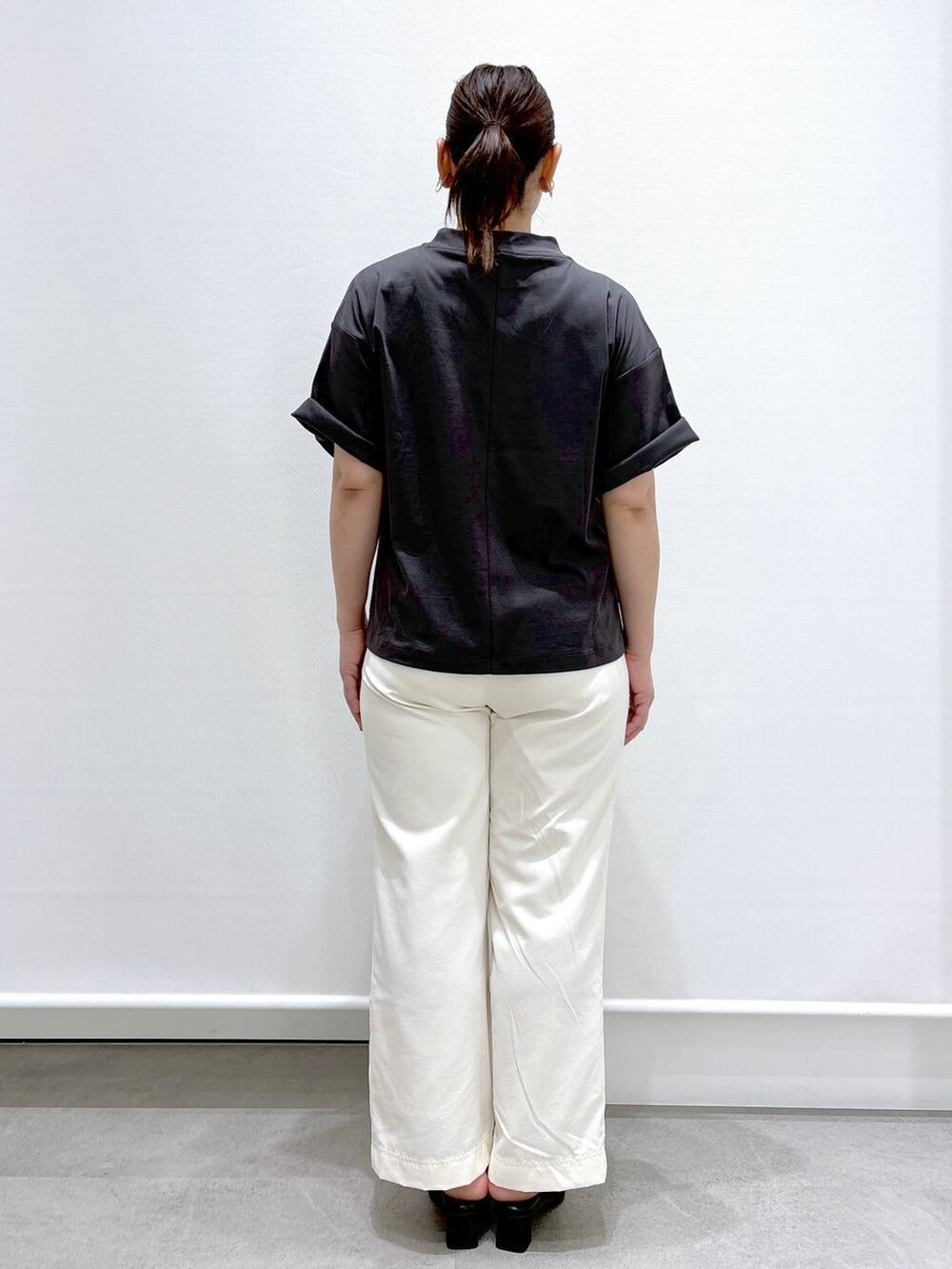 ブラック系のサンダル、グレー系のTシャツ/カットソー、ホワイト系のその他パンツを着用したレディースの春コーディネートの4枚目の写真