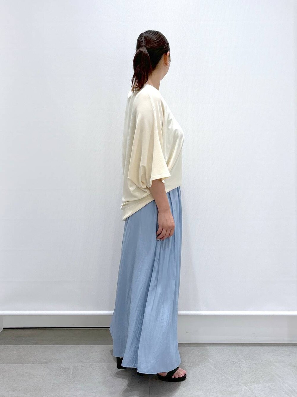 ブラック系のサンダル、ブルー系のその他パンツ、ホワイト系のニット/セーターを着用したレディースの夏コーディネートの5枚目の写真