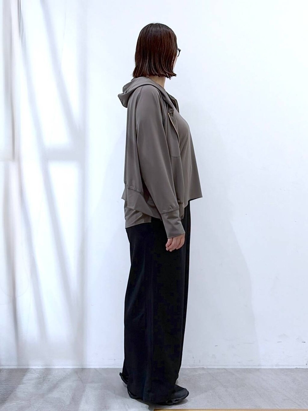 ブラック系のその他パンツ、ブラック系のかごバッグ、グレー系のパーカーを着用したレディースの夏コーディネートの5枚目の写真