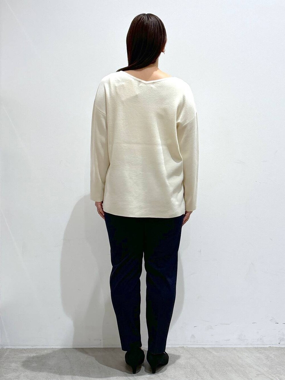 ブルー系のその他パンツ、ブルー系のその他パンツ、ブラック系のパンプスを着用したレディースの冬コーディネートの3枚目の写真