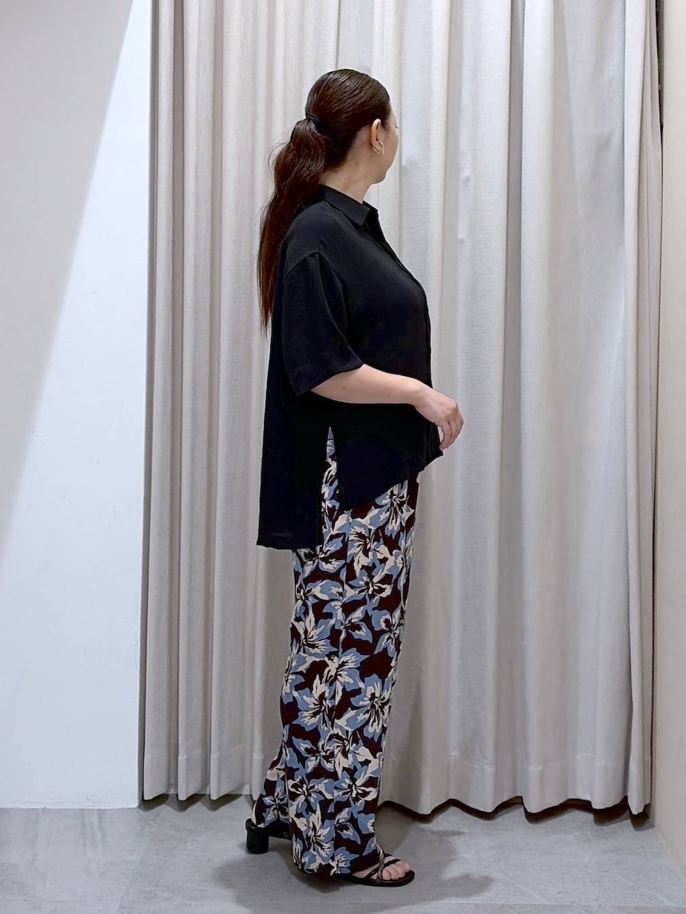ブラック系のシャツ/ブラウス、ブルー系のその他パンツ、ブラック系のサンダルを着用したレディースの夏コーディネートの5枚目の写真
