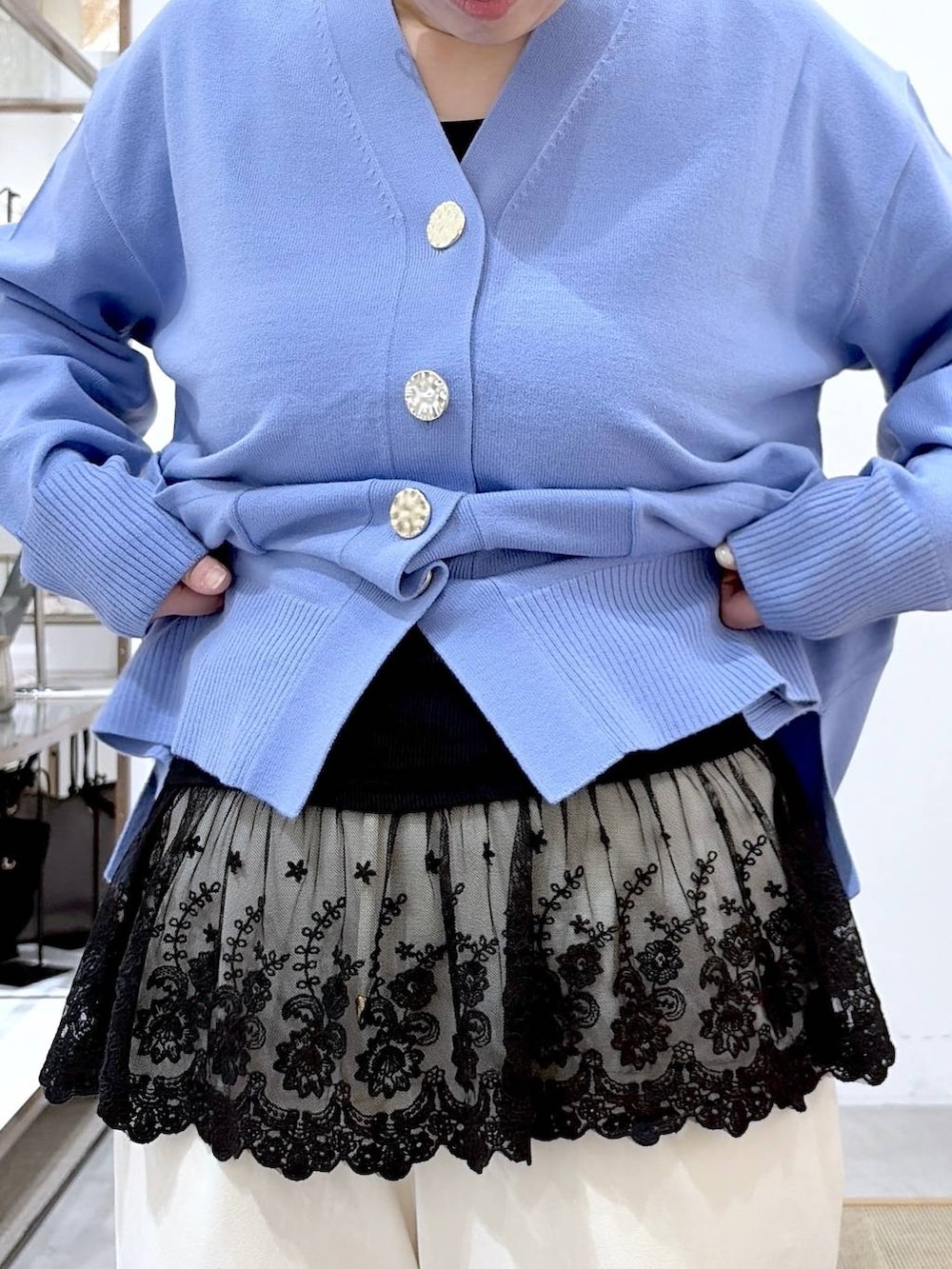 ホワイト系のその他パンツ、ブラック系のタンクトップ、ブラック系のハンドバッグを着用したレディースの春コーディネートの7枚目の写真