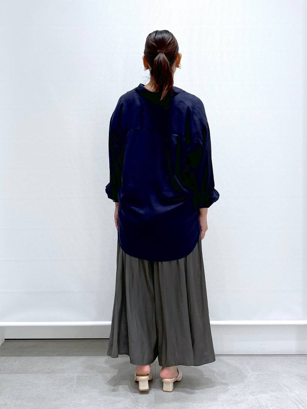 ホワイト系のサンダル、ブルー系のシャツ/ブラウス、グレー系のその他パンツを着用したレディースの夏コーディネートの4枚目の写真