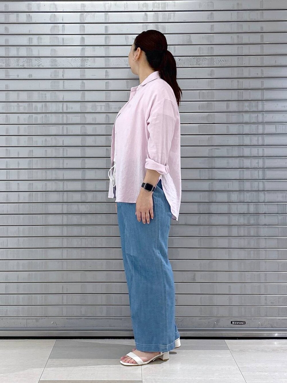 ピンク系のシャツ/ブラウス、ホワイト系のTシャツ/カットソー、ホワイト系のハンドバッグを着用したレディースの春コーディネートの3枚目の写真