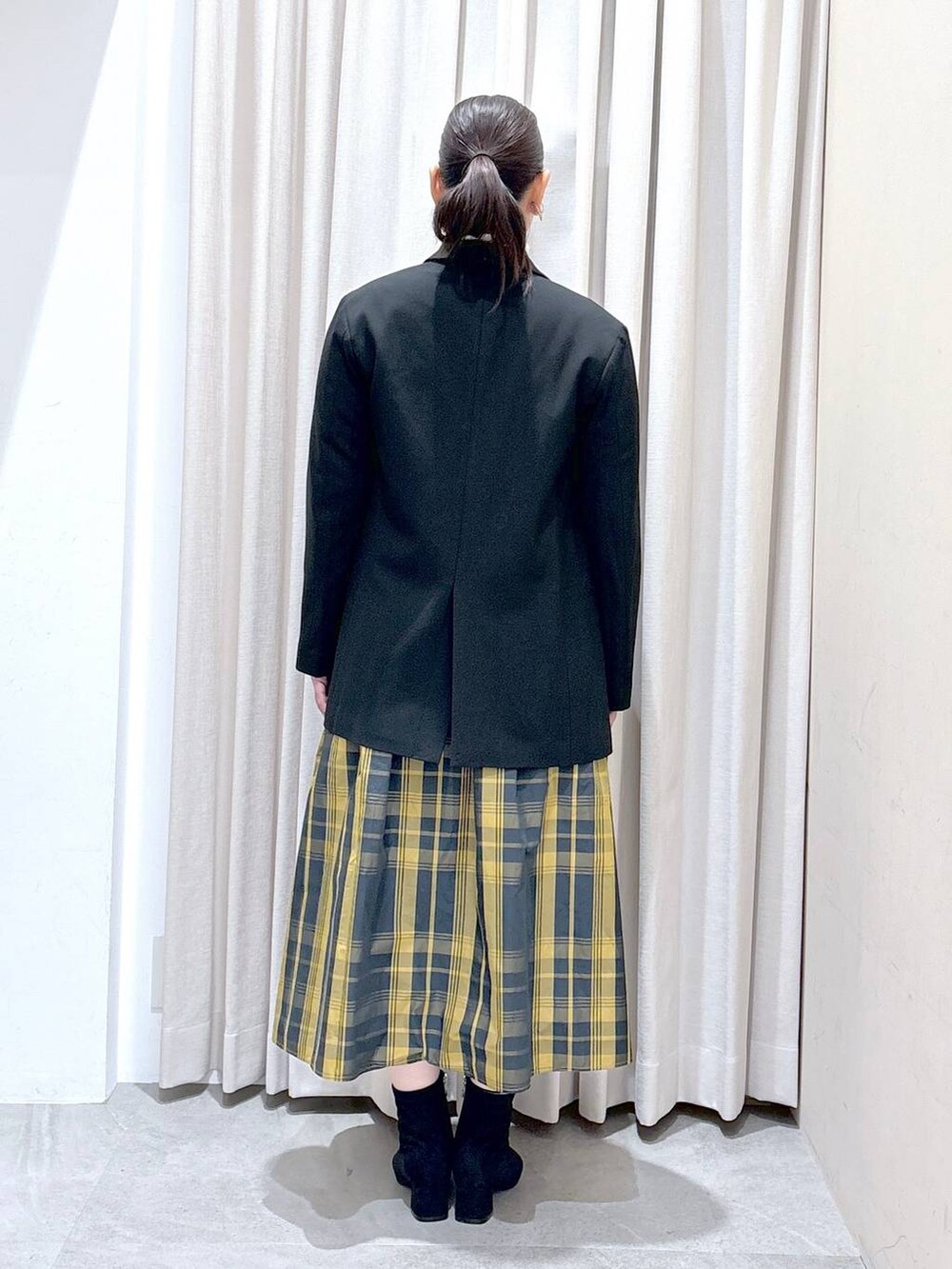 グレー系のブーツ、ブラック系のその他アウターを着用したレディースの秋コーディネートの4枚目の写真