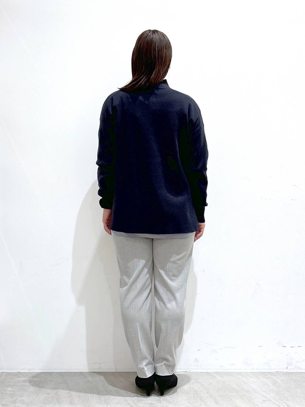 グレー系のその他パンツ、グレー系のその他パンツ、ブラック系のトートバッグを着用したレディースの冬コーディネートの4枚目の写真