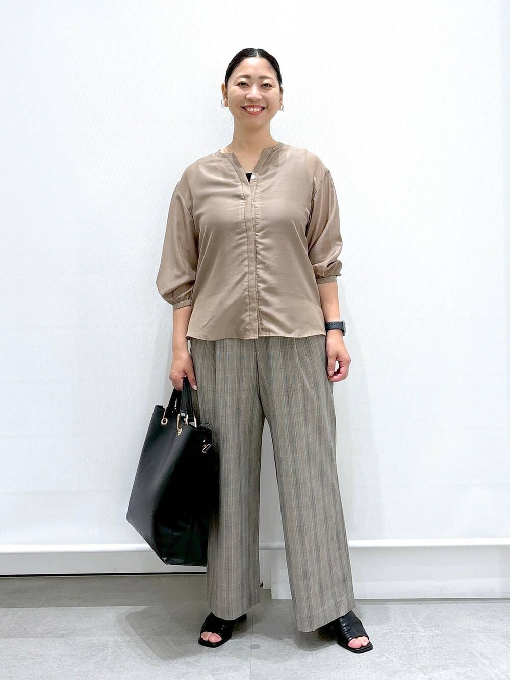 ブラック系のサンダル、ブラウン系のその他パンツ、ブラウン系のシャツ/ブラウスを着用したレディースの秋コーディネートの2枚目の写真