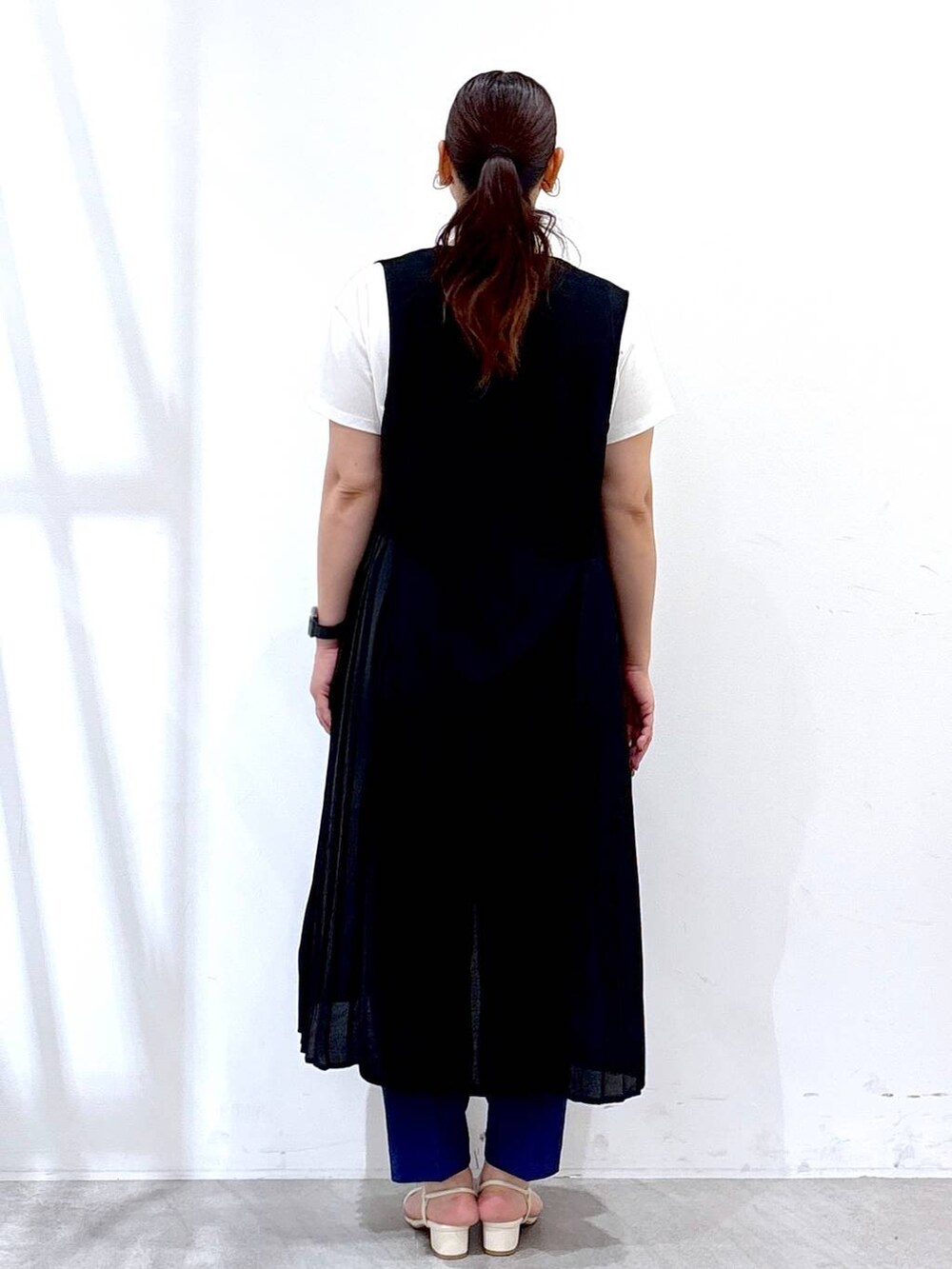 ブラック系のその他アウター、ブルー系のその他パンツ、ホワイト系のTシャツ/カットソーを着用したレディースの夏コーディネートの4枚目の写真