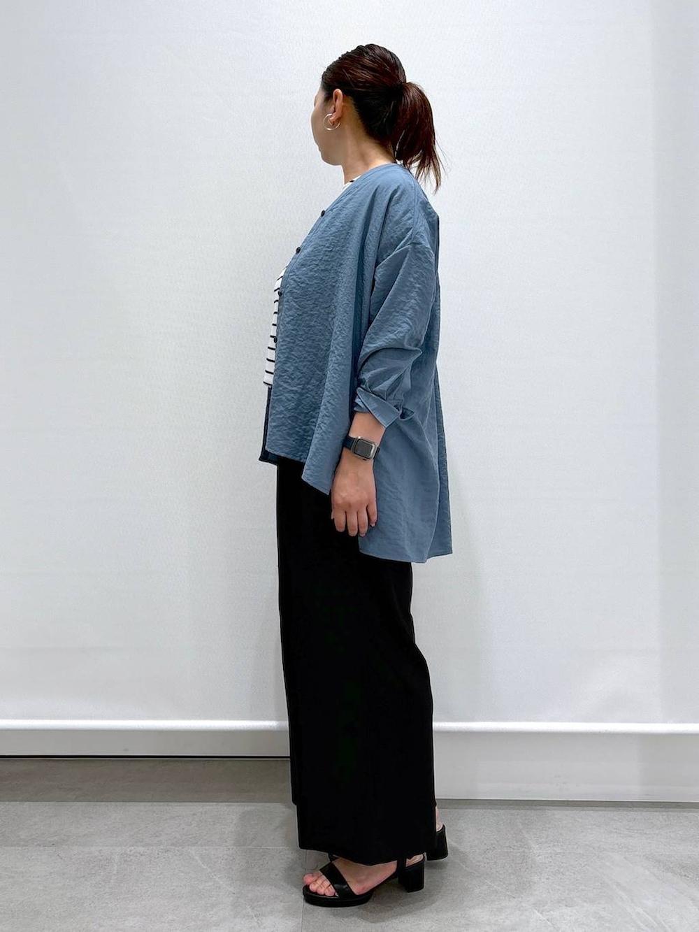 ブラック系のTシャツ/カットソー、ブルー系のシャツ/ブラウス、ブラック系のその他パンツを着用したレディースの夏コーディネートの3枚目の写真