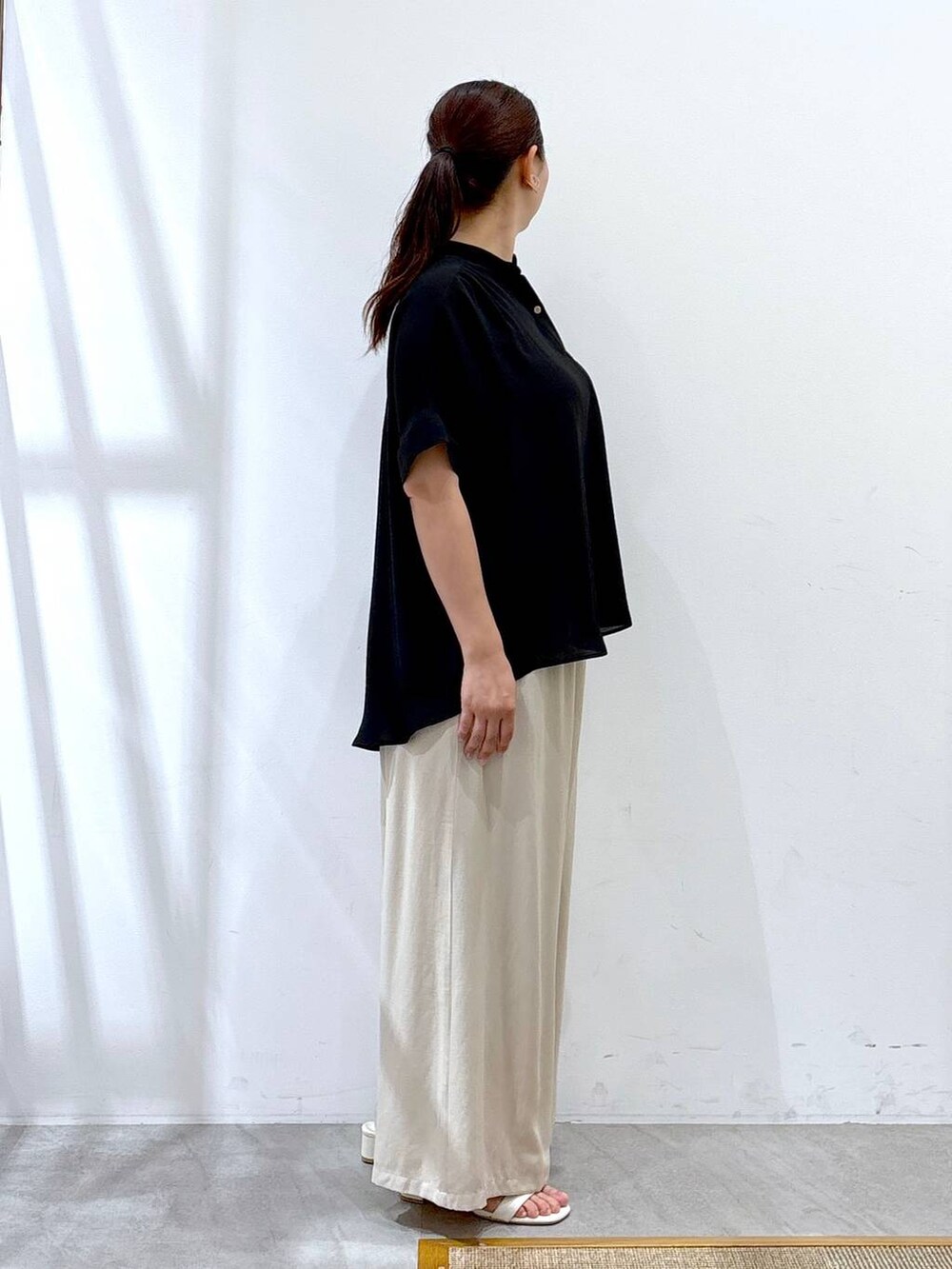 ベージュ系のその他パンツ、ブラック系のTシャツ/カットソーを着用したレディースの夏コーディネートの4枚目の写真