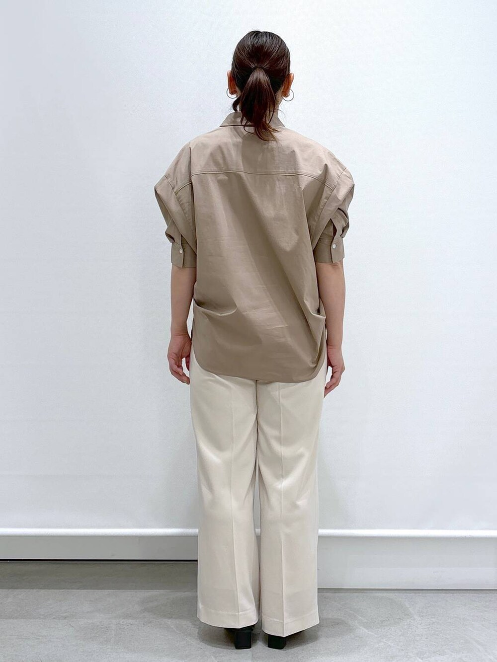 ホワイト系のその他パンツ、ブラック系のサンダル、ブラック系のタンクトップを着用したレディースの春コーディネートの4枚目の写真