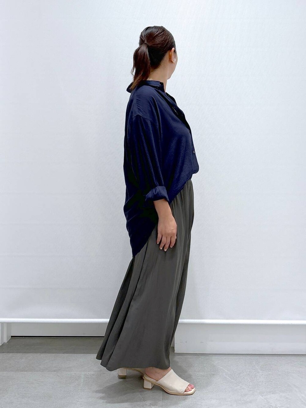 ホワイト系のサンダル、ブルー系のシャツ/ブラウス、グレー系のその他パンツを着用したレディースの夏コーディネートの5枚目の写真