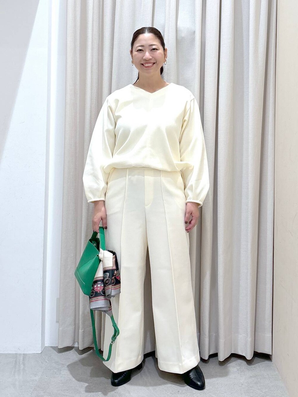 ホワイト系のその他パンツ、ホワイト系のその他パンツ、ホワイト系のその他トップスを着用したレディースの秋コーディネートの2枚目の写真