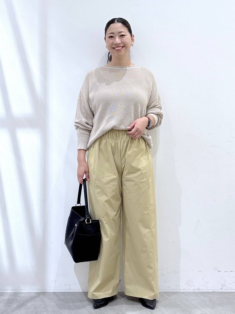 ブラック系のパンプス、ベージュ系のニット/セーター、ベージュ系のその他パンツを着用したレディースの秋コーディネートの2枚目の写真