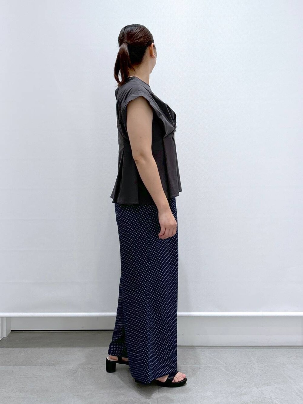 ブラック系のトートバッグ、グレー系のシャツ/ブラウス、ブルー系のその他パンツを着用したレディースの夏コーディネートの5枚目の写真