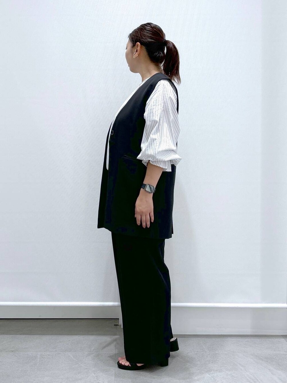 ホワイト系のシャツ/ブラウス、ブラック系のサンダル、ブラック系のその他パンツを着用したレディースの夏コーディネートの3枚目の写真