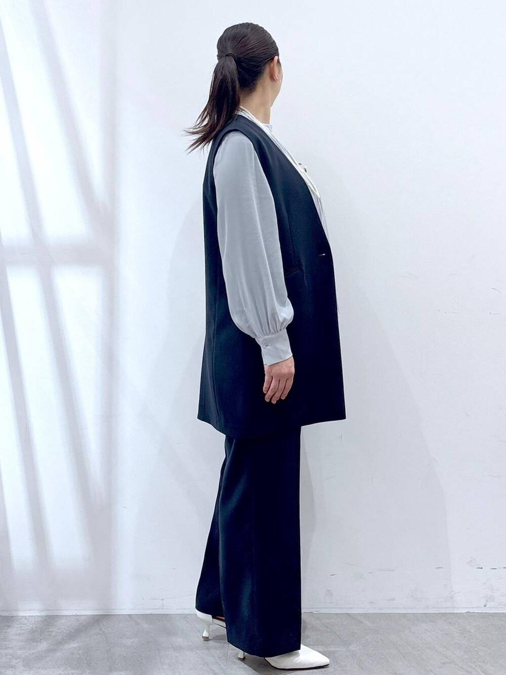 ブルー系のシャツ/ブラウス、ブルー系のその他パンツ、ブルー系のスーツベストを着用したレディースの冬コーディネートの5枚目の写真